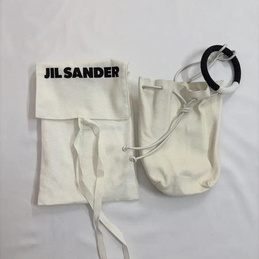 질샌더(Jil Sander) 드로스트링 레더 핸들 버킷백