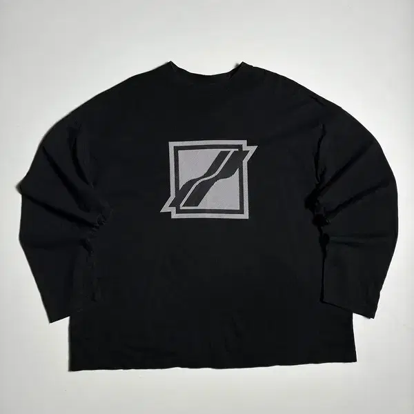 웰던 WE11DONE 22FW 스퀘어 로고 롱 슬리브 R4098