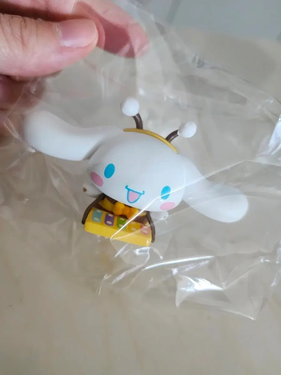 산리오 시나모롤 꿀벌 피규어