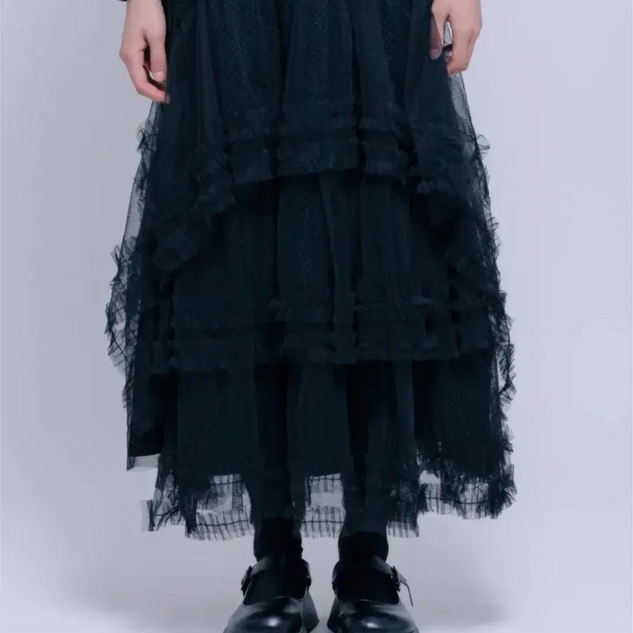 나이엔 도트 레이어드 샤 스커트 블랙 프릴