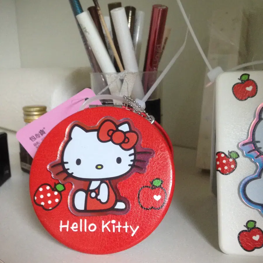 헬로키티 접이식 손거울 원형 레드 배경 / 백그라운드 HelloKitty 새상품 ( 빨간색 ) 26년도 생산품 / 제품 Sanrio 산리오