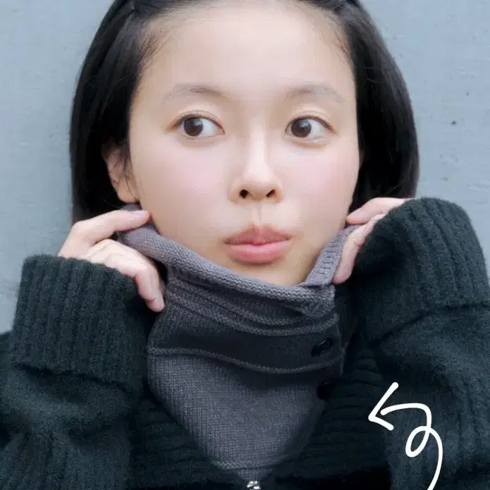 미세키서울 Diagonal neck warmer CHARCOAL