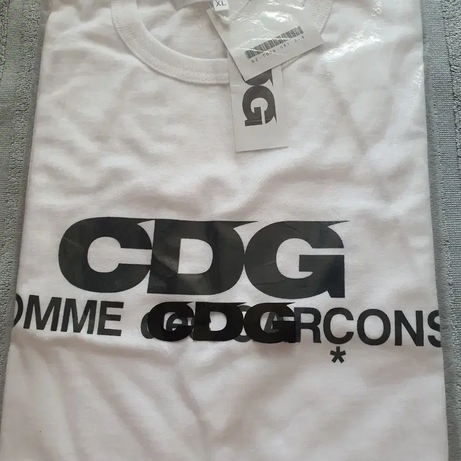 CDG 꼼데가르송 반팔 티셔츠 화이트xl