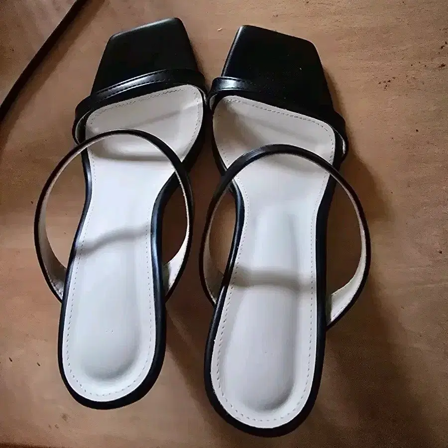 블랙 스트랩 샌들 뮬