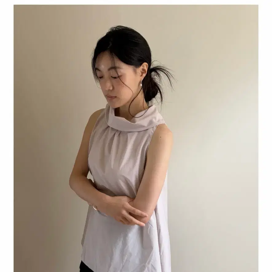 누드클래식 줄리 홀터넥 블라우스 새제품