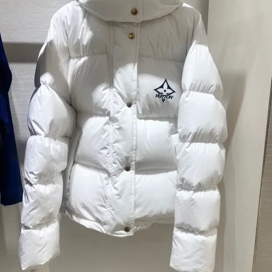 새상품 정가 750만원 루이비통 패딩 화이트 38
