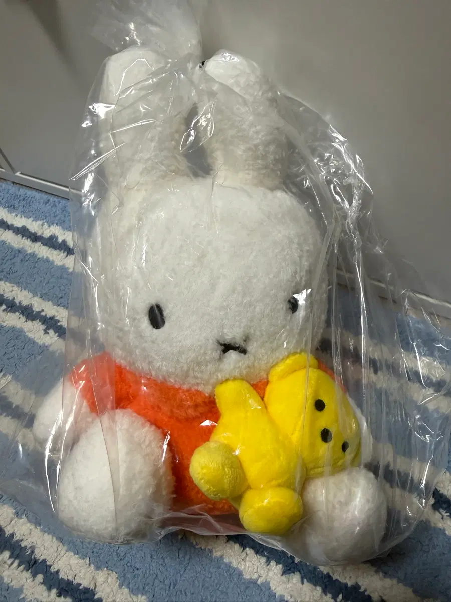곰 안은 미피 인형