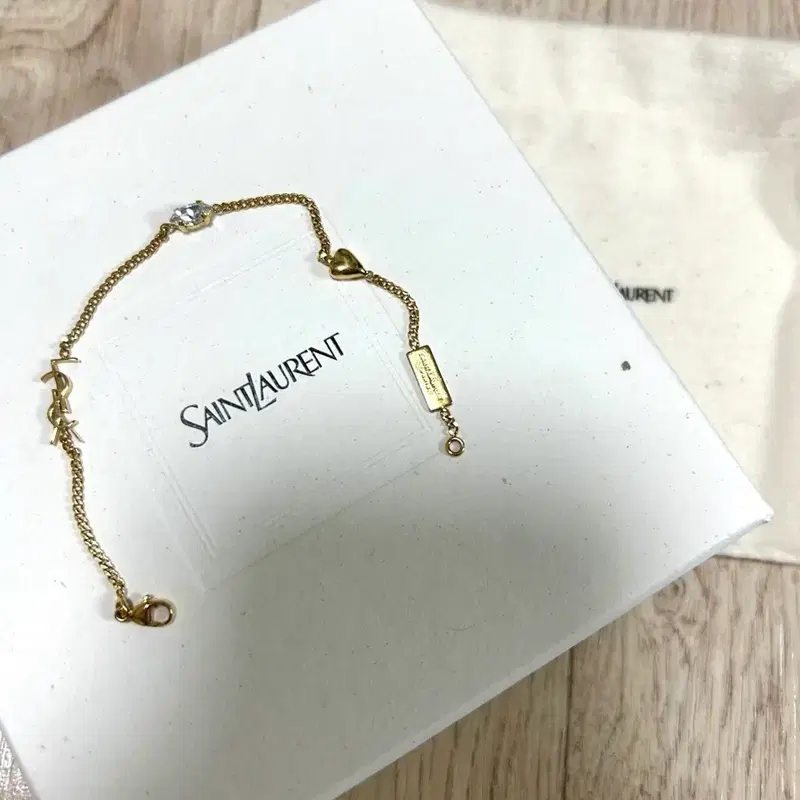 생로랑 YSL 모노그램 오피움 하트 참 팔찌