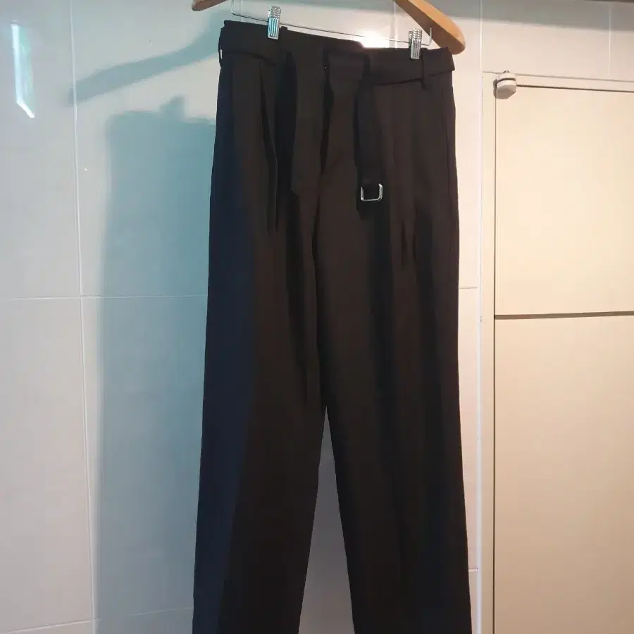 주앙옴므 블랙 스트레이트 벨트 팬츠통바지