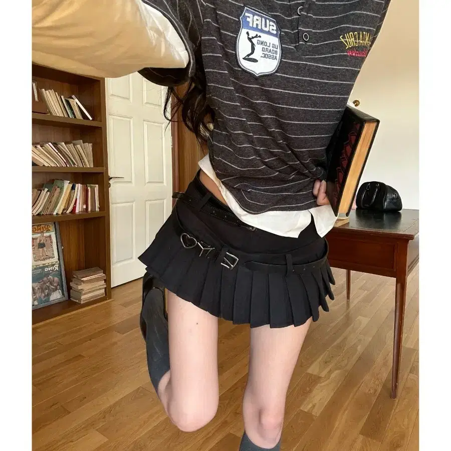 WARDEN EDGE 워든엣지 블랙 로우라이즈 플리츠 미니스커트