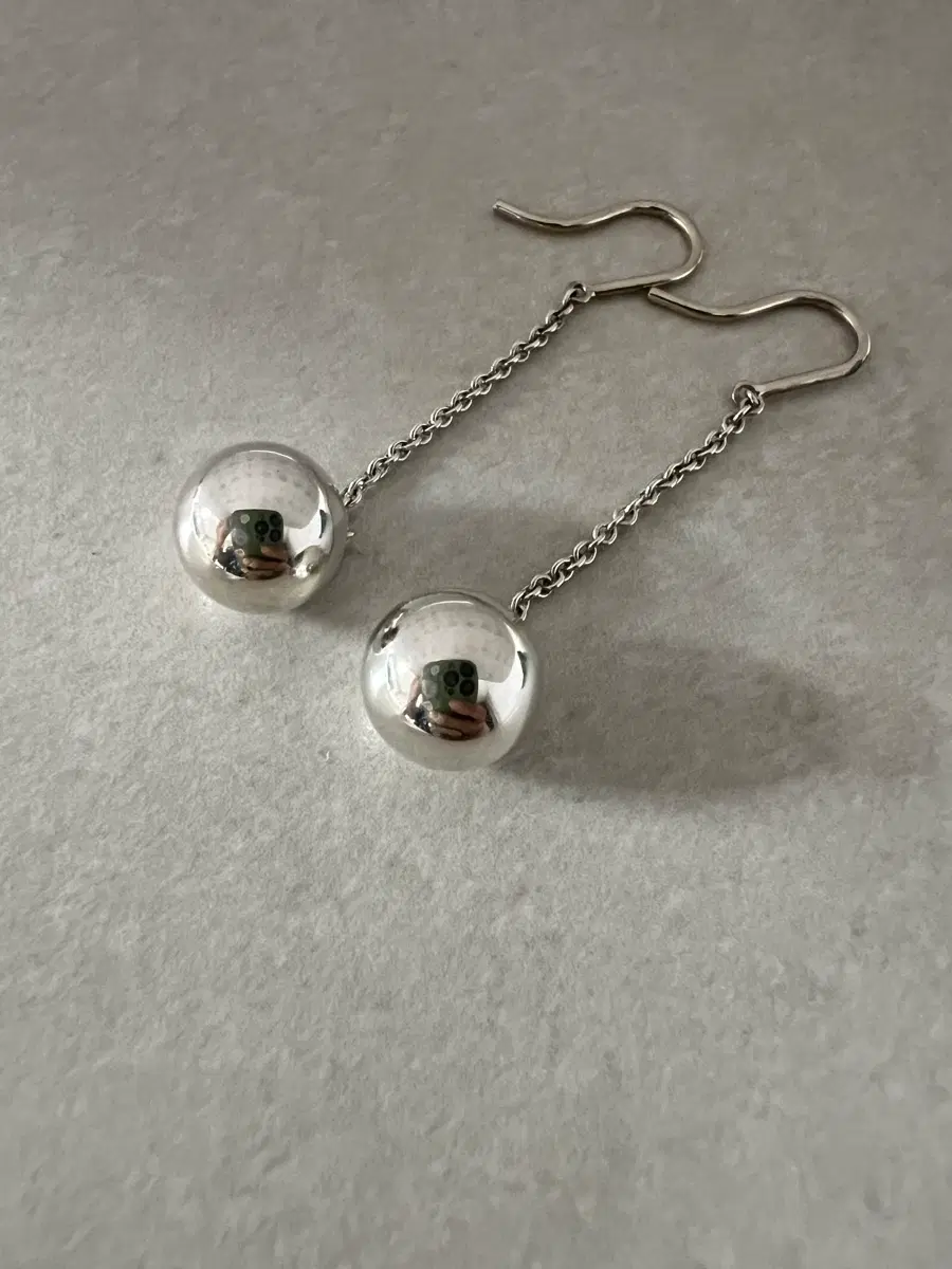 티파니 실버 하드웨어 볼 드롭 귀걸이