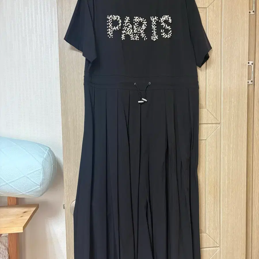 블랙 원피스 (PARIS 레터링)