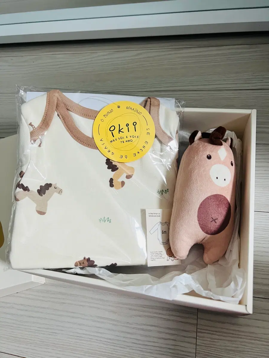 {새상품} 이키 배냇수트 & 딸랑이 선물세트