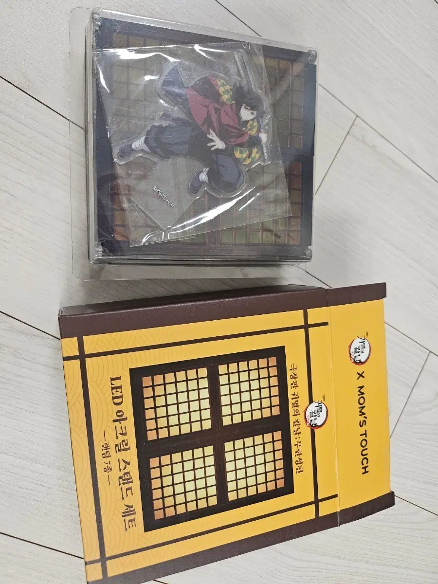 맘스터치 기유 아크릴