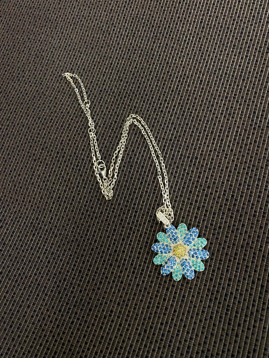 Yagii Blue Daisy necklace 야기 데이지 목걸이