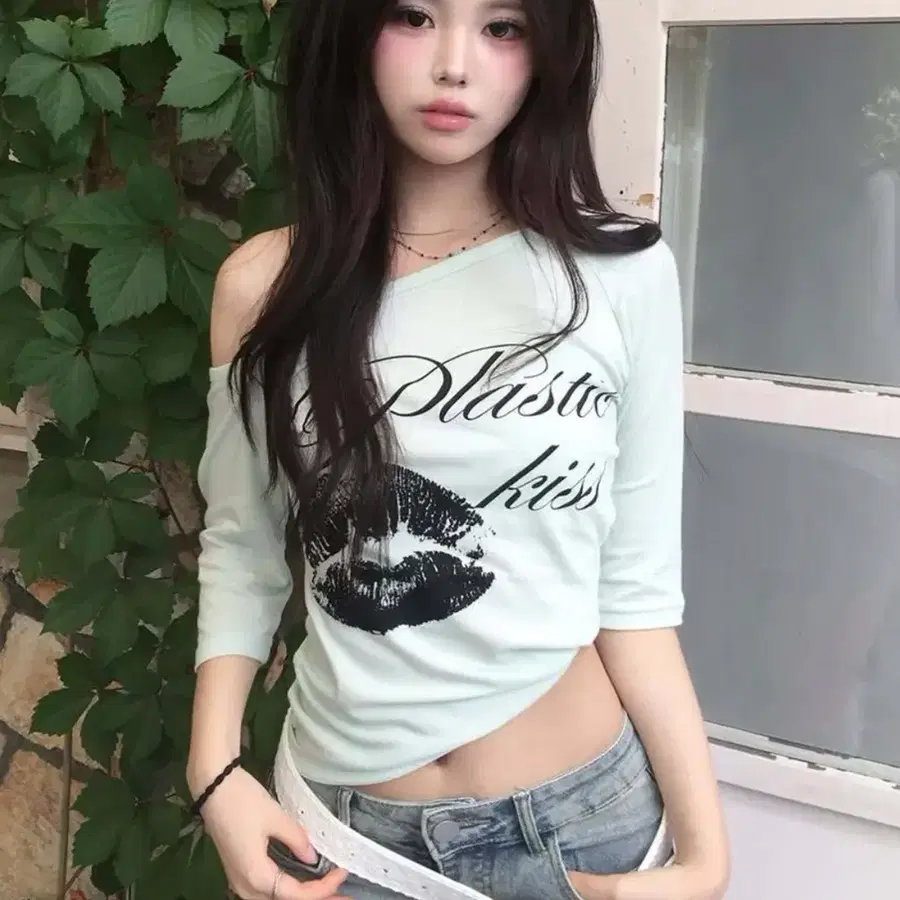 팬시클럽 플라스틱 키스 원숄더 탑