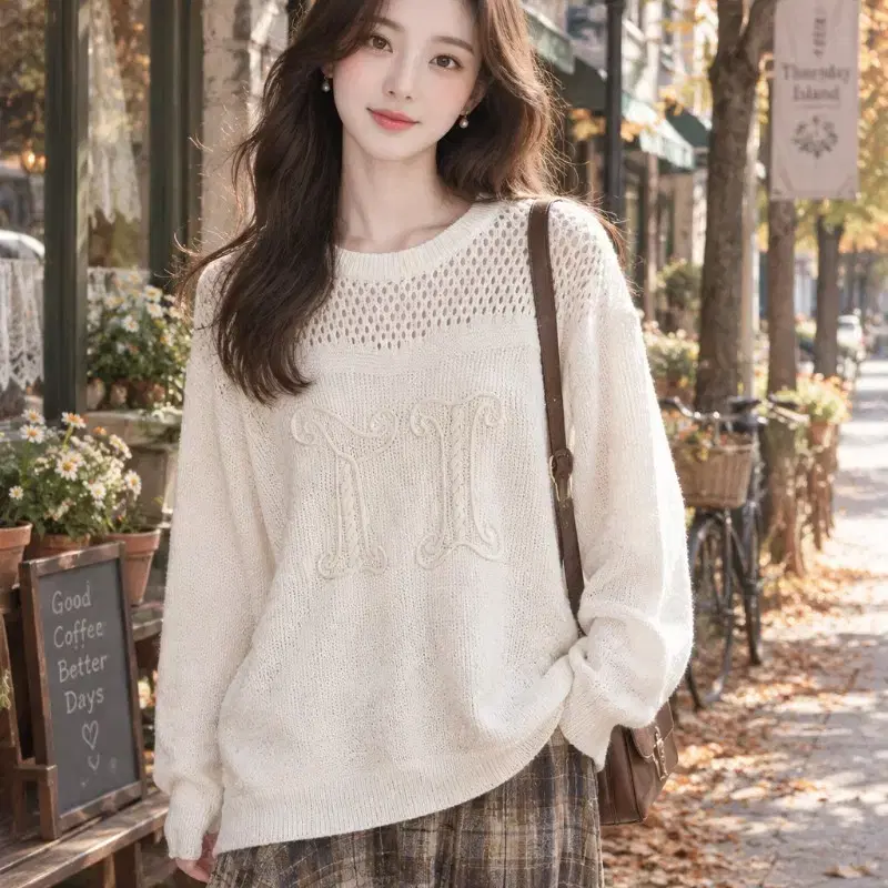 써스데이아일랜드 화이트 자수 니트