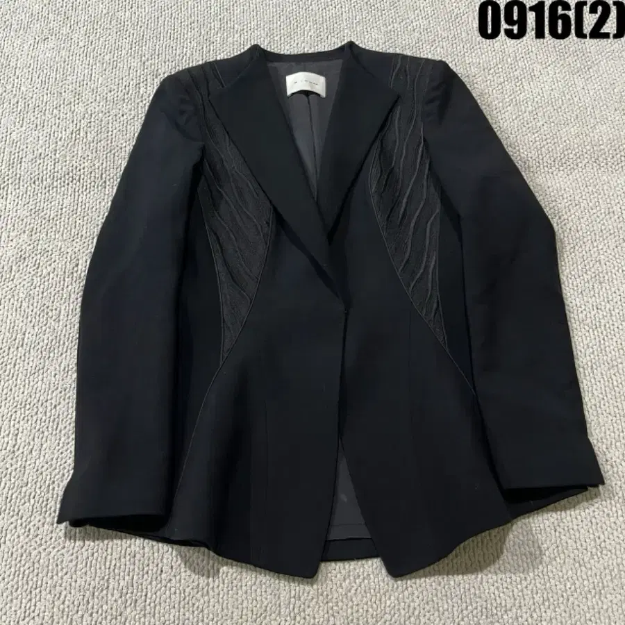 미챠 넥 라인 디테일 블랙 자켓 m