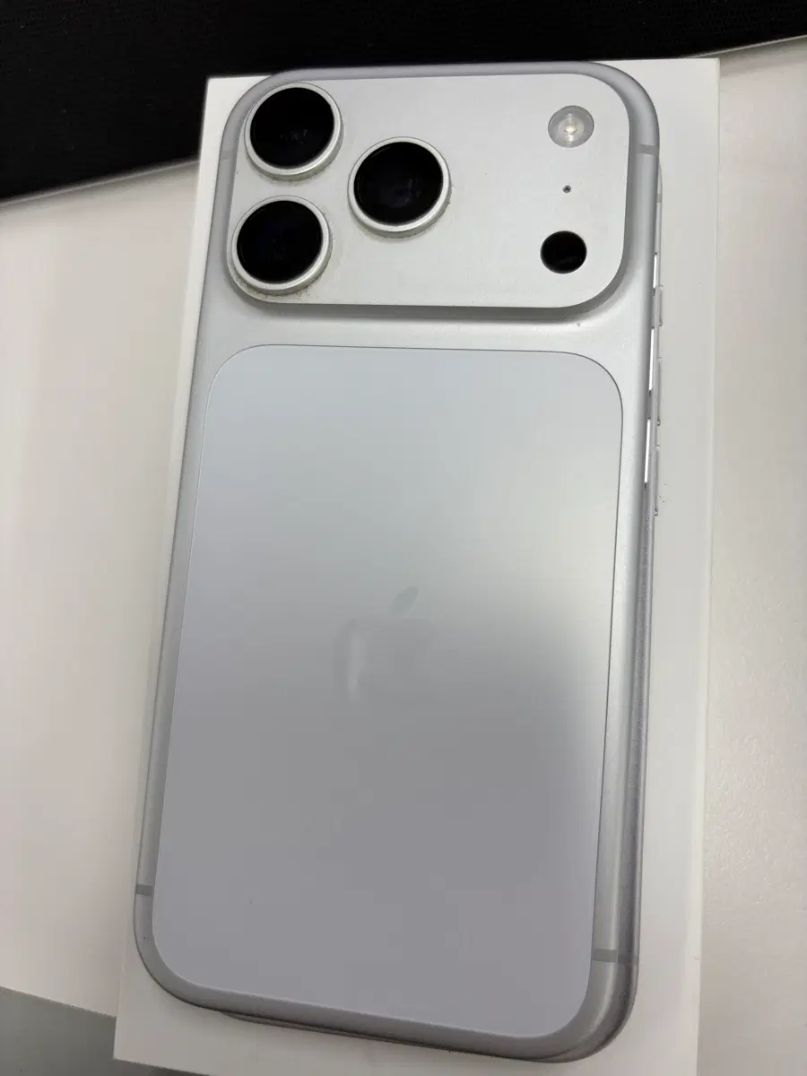 아이폰 17프로 실버 256gb/정품 케이스 포함