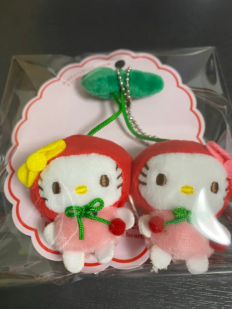 산리오 봄색 시리즈 체리 브로치 헬로키티