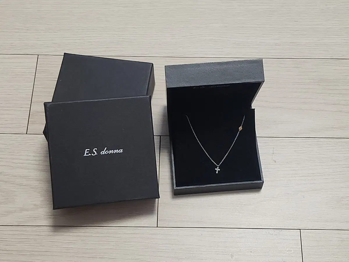 이에스돈나 18k 다이아목걸이