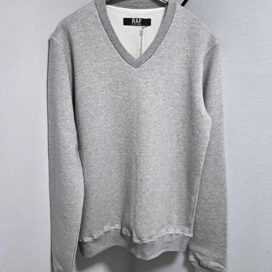RAF by RAF SIMONS 멜린지 브이넥 sweatshirt