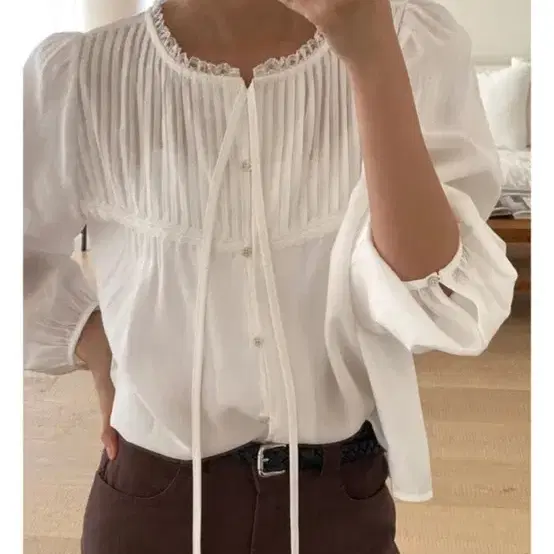 킨다베이지 핀턱 레이스 블라우스