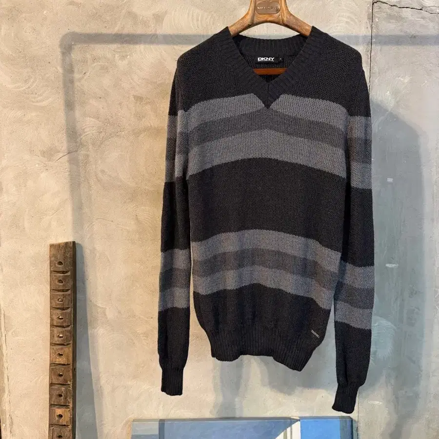 DKNY 브이넥 니트 남성105