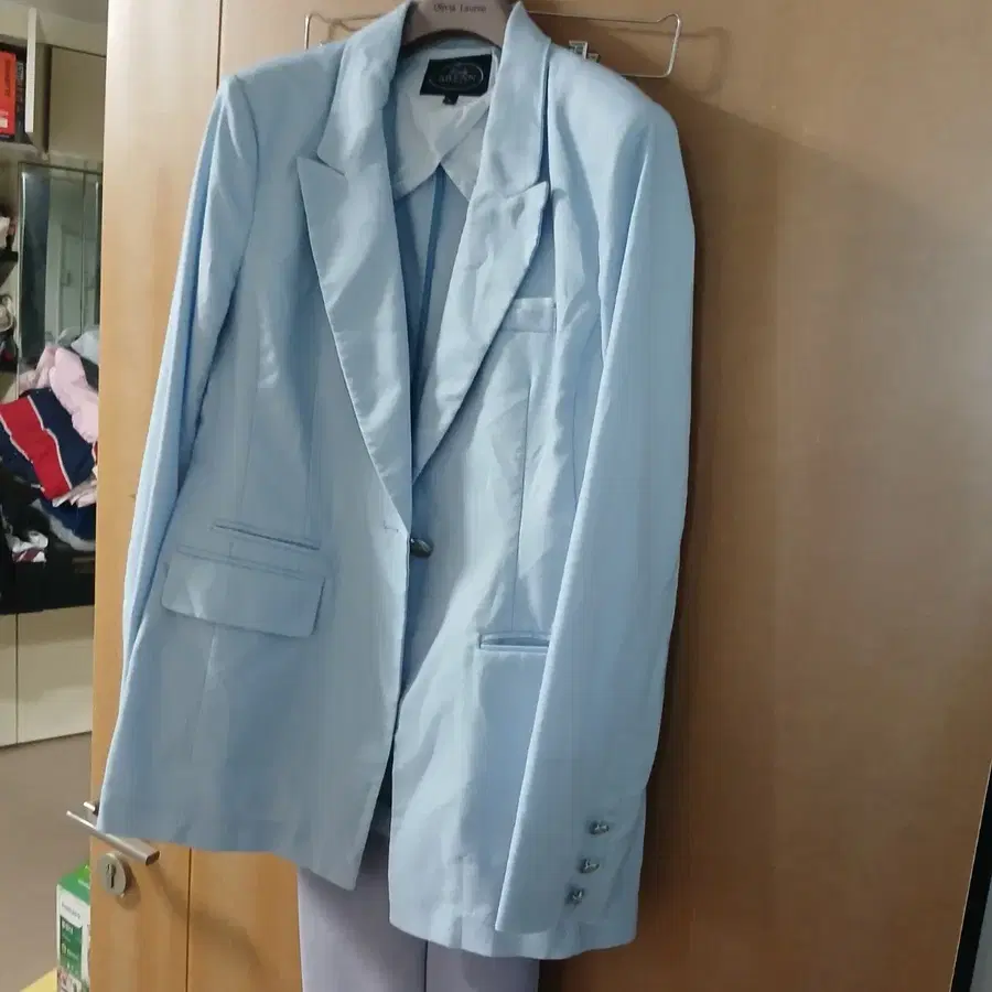 하늘색 재킷