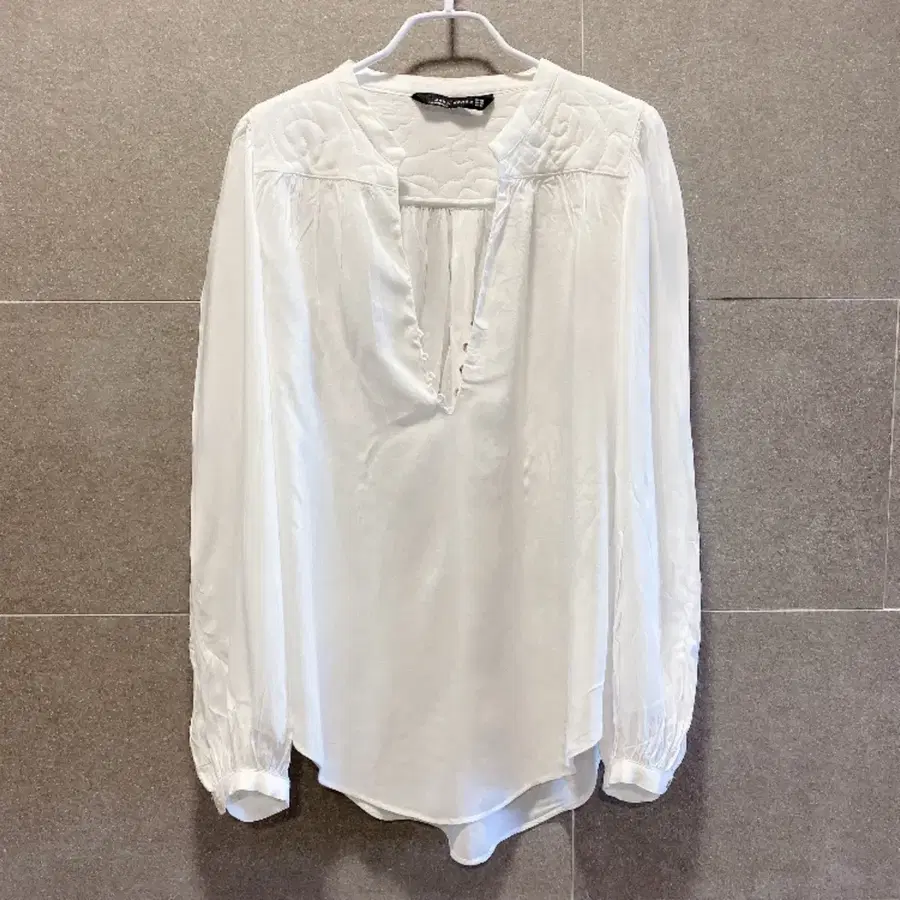 [새상품] ZARA 자라 화이트 블라우스