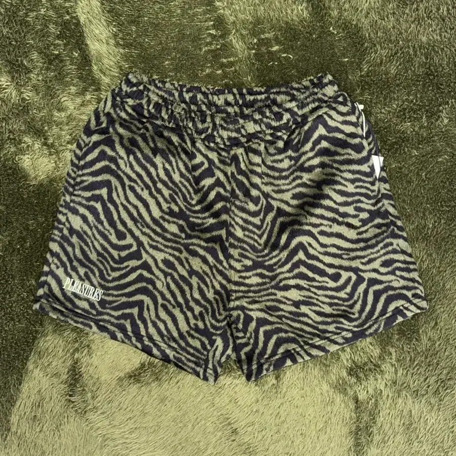 [M] Pleasures 플레져스 22FW Fuzzy 스트라이프 울 블렌드 쇼츠