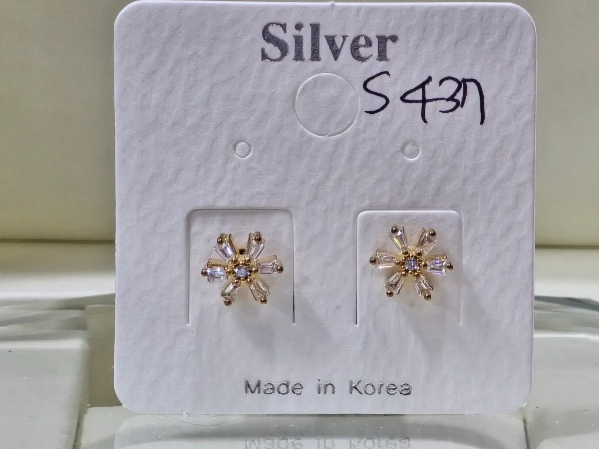 S437 앙증맞은 큐빅 눈꽃 귀걸이
