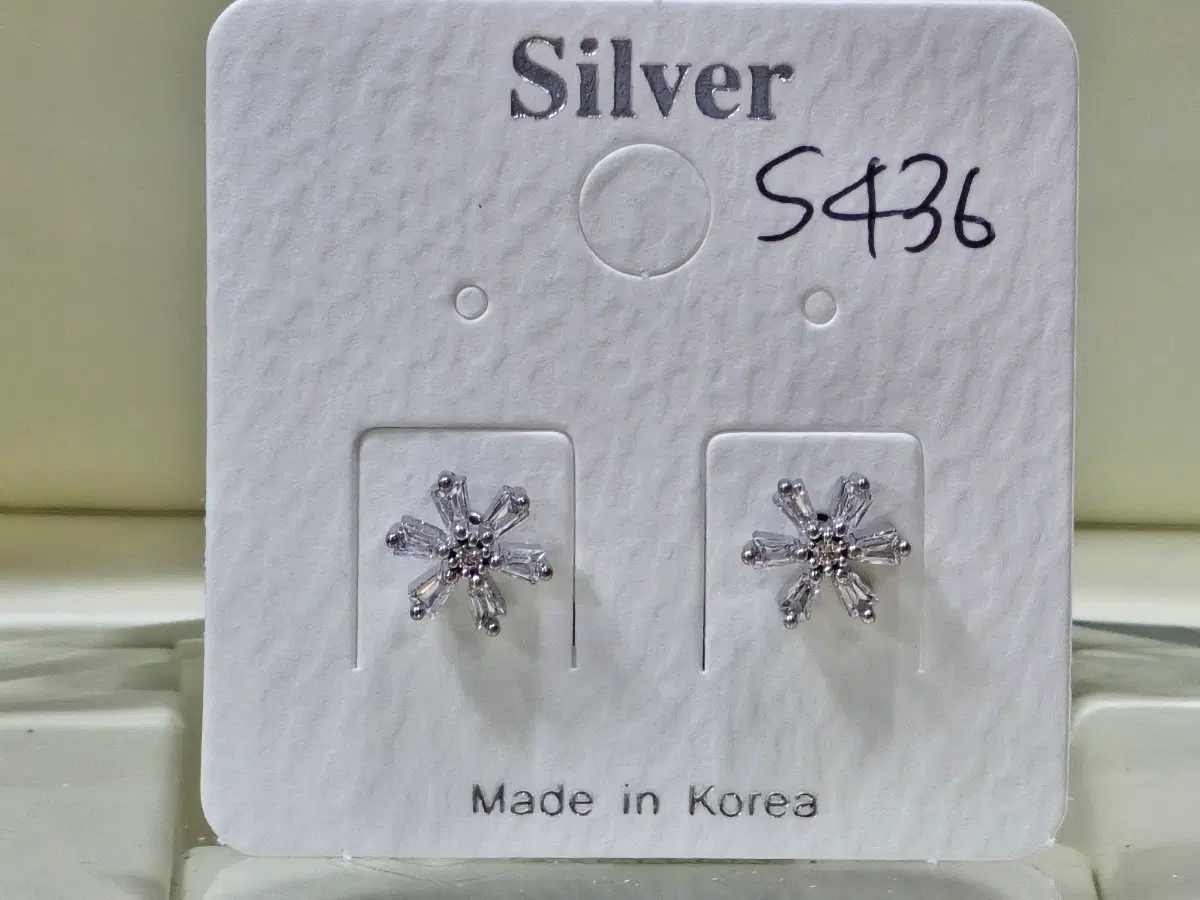 앙증맞은 눈꽃 귀걸이 S436