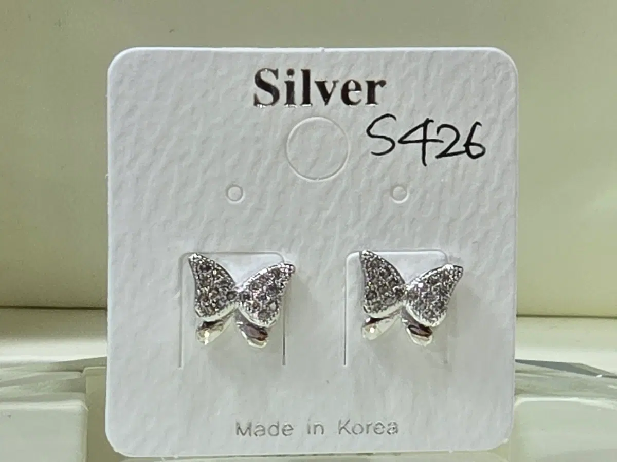 앙증맞은 나비모양 큐빅 귀걸이 S426