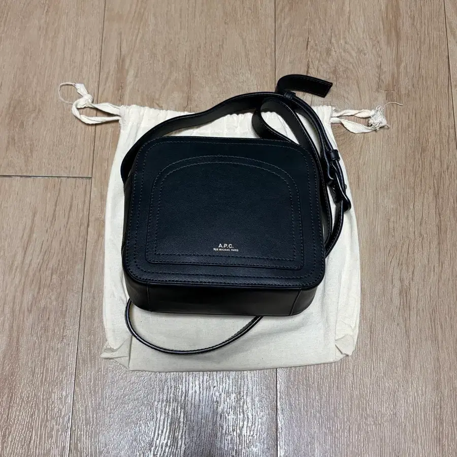 A.P.C. 미니 크로스백