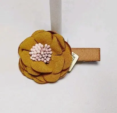 겨자색 꽃모양 머리핀