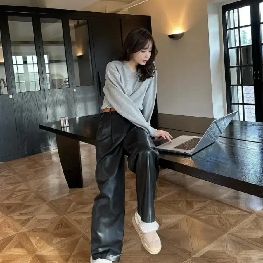 아비에무아 aviemuah 플리츠 페이크 레더 트라우저