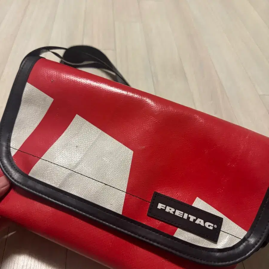 프라이탁 가방 레드 화이트