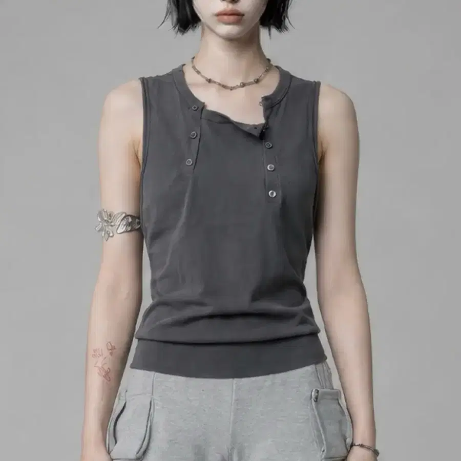 에트오소메 Two-Line Button Short Sleeveless (Charcoal)