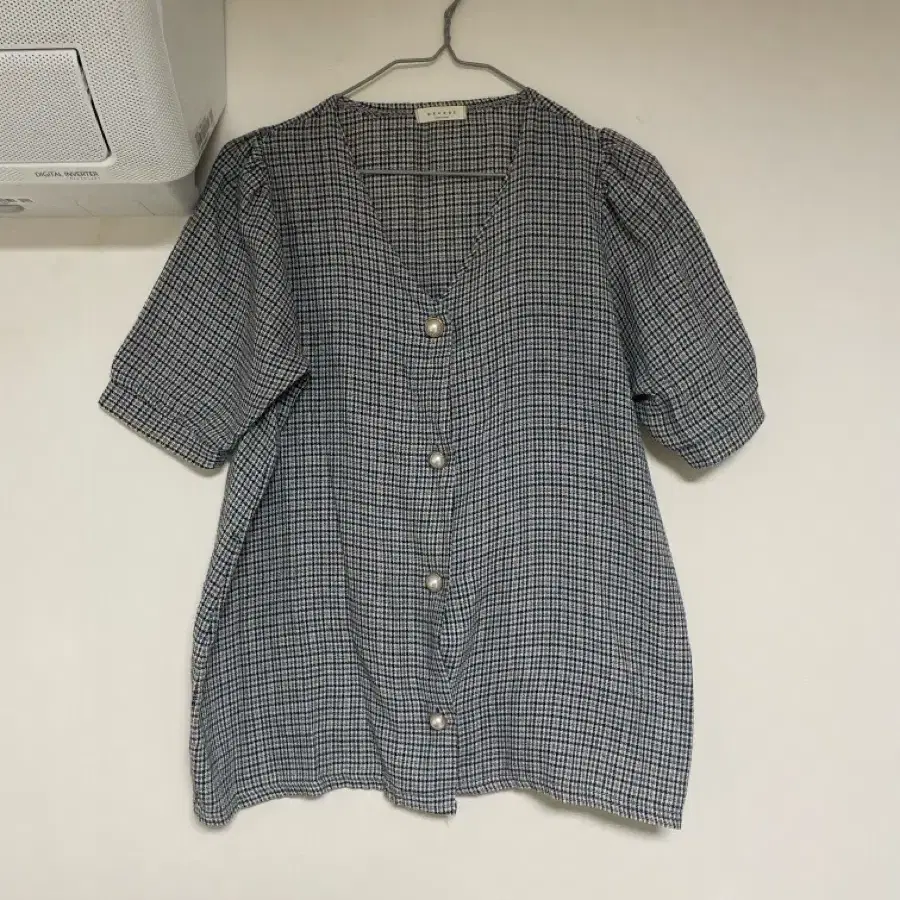 진주 버튼 체크무늬 반팔 블라우스