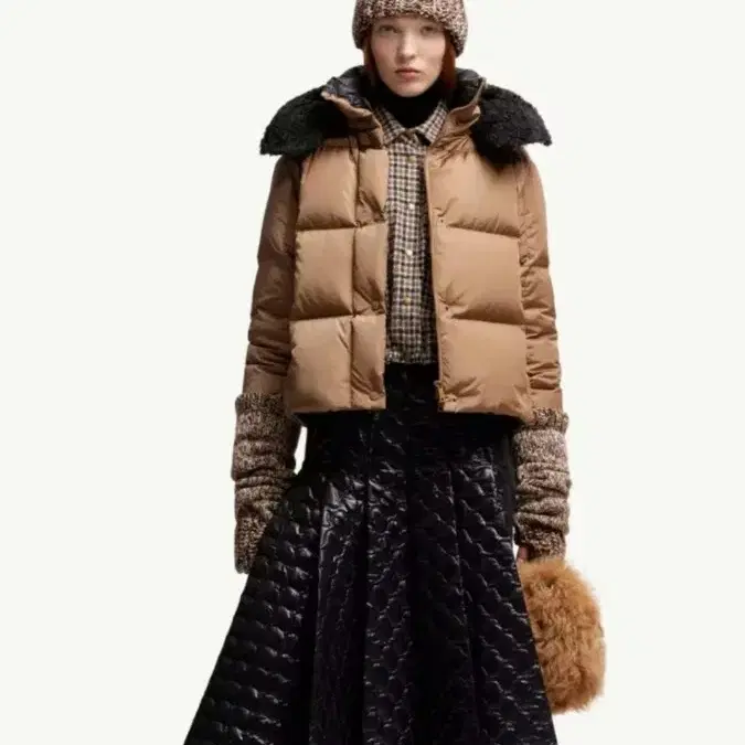 MONCLER 몽클레어 스퀘어 퀼팅 후드 숏다운 패딩/한정판.새상품.380만원