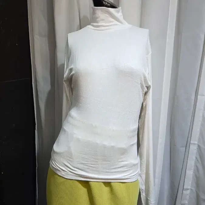 폴라 허리라인 소매 와이드 골지 화이트 긴팔