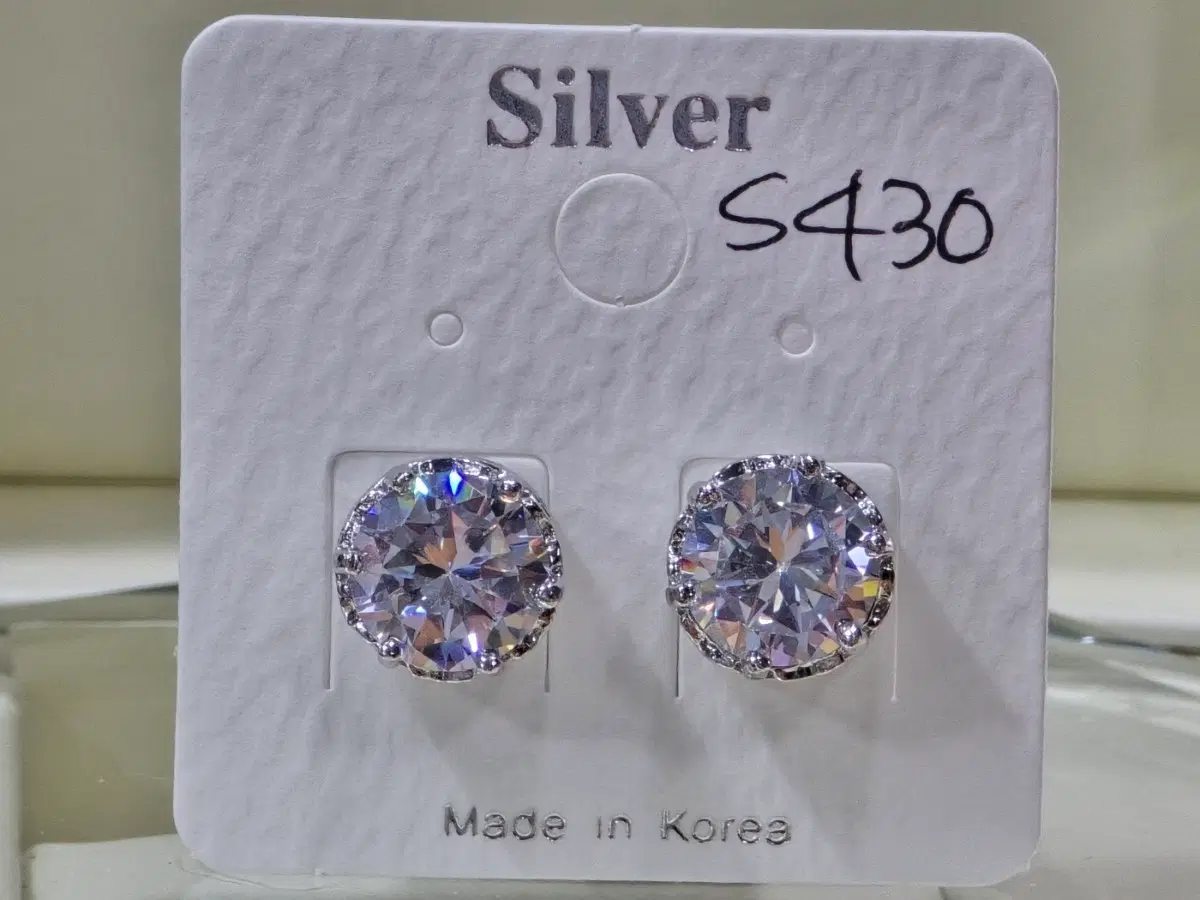 실버색상의 큐빅 귀걸이 S430