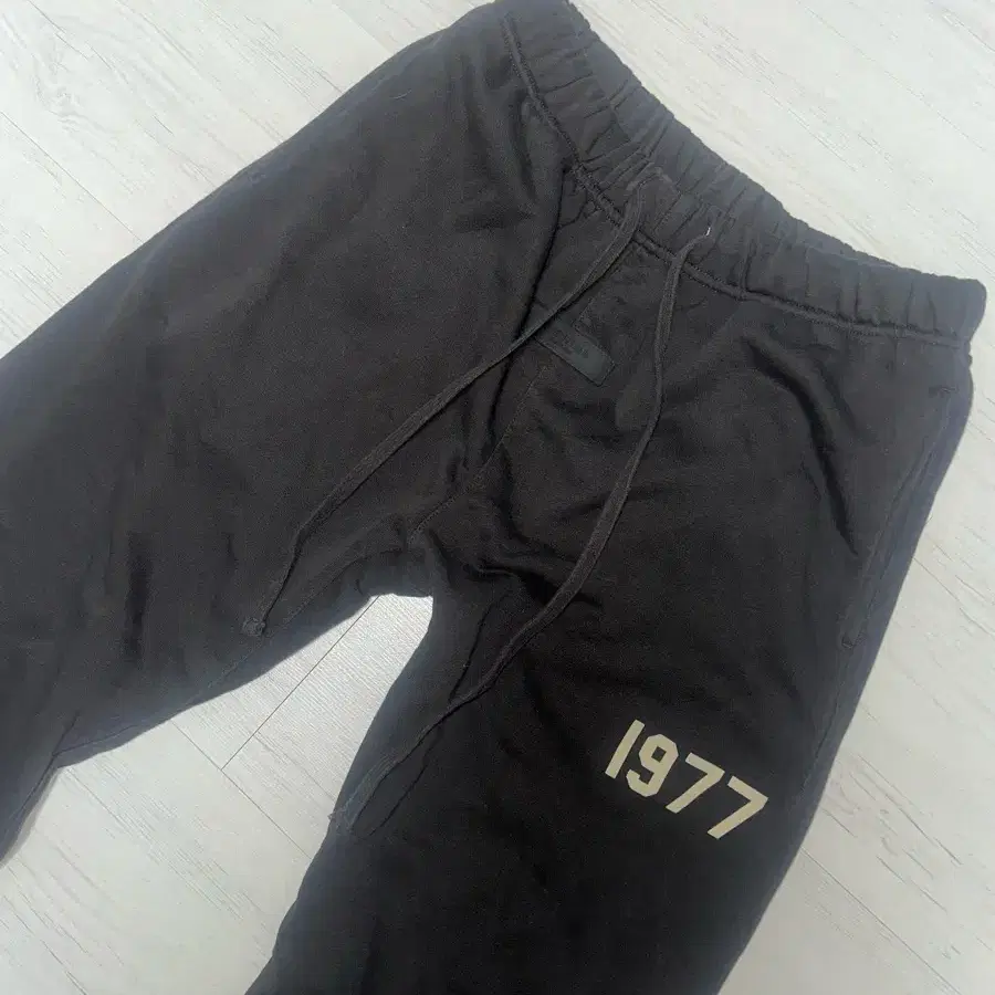 피어오브갓 에센셜 1977 릴렉스드 스웨트팬츠 아이언