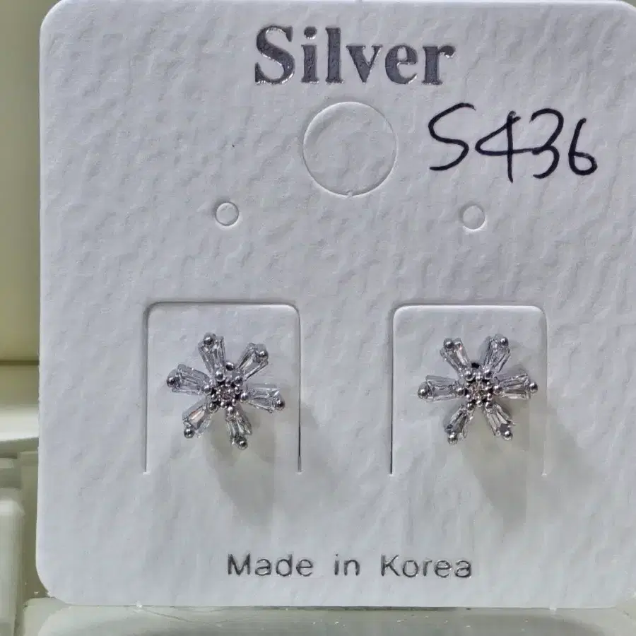 앙증맞은 큐빅 눈꽃 귀걸이 S436
