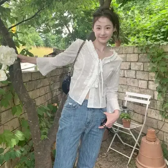 어랜 플로럴 러플 블라우스