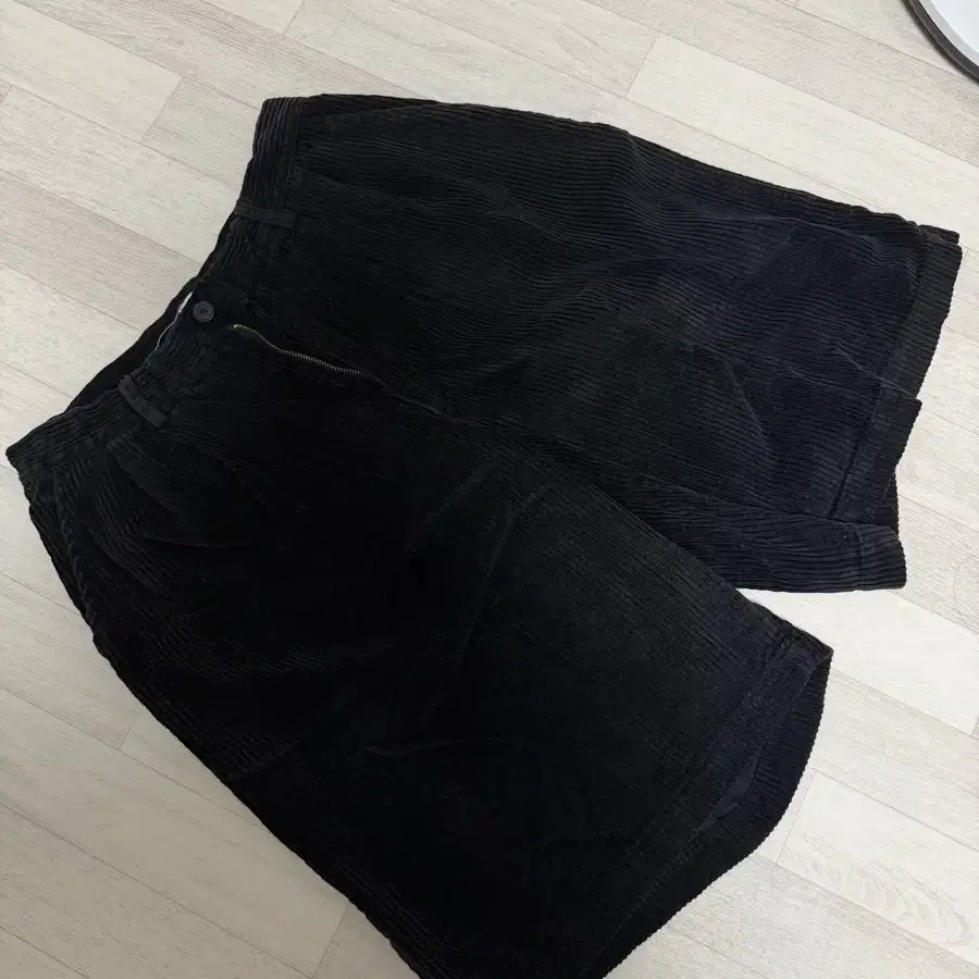 블랙 코듀로이 숏팬츠