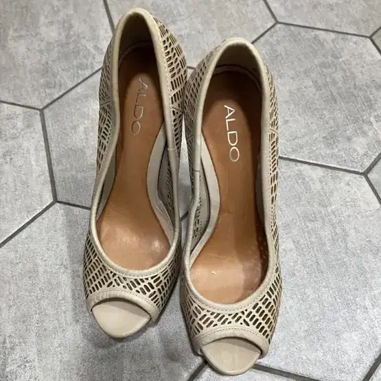 알도 펌프스 오픈토 베이지 힐 235