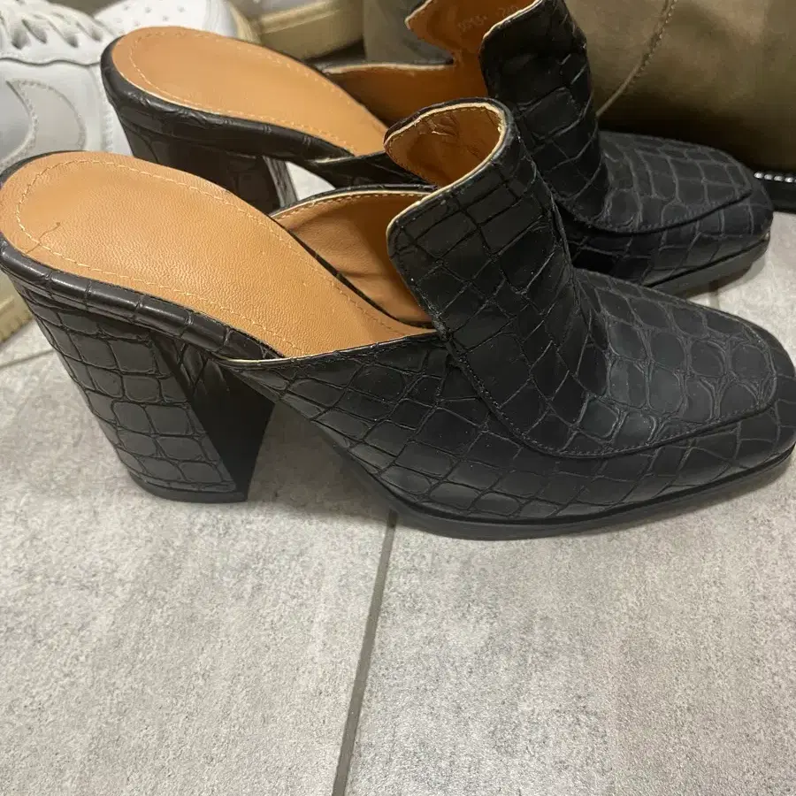 블랙 펌프스 뮬 힐