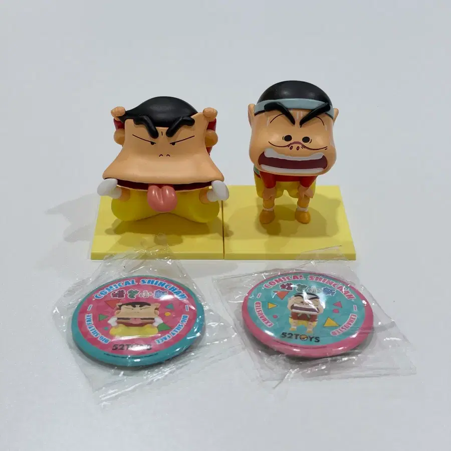 정품) 짱구 52toys 엽기 표정 랜덤 피규어 2종 + 뱃지 일괄